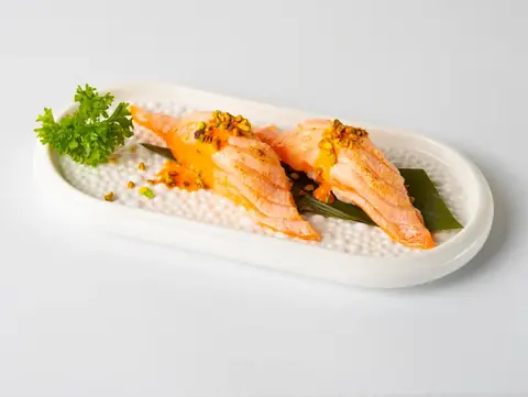 Nigiri de Salmón Flambeado
