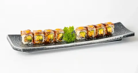 Uramaki de Solomillo Flambeado con salsa chili crema